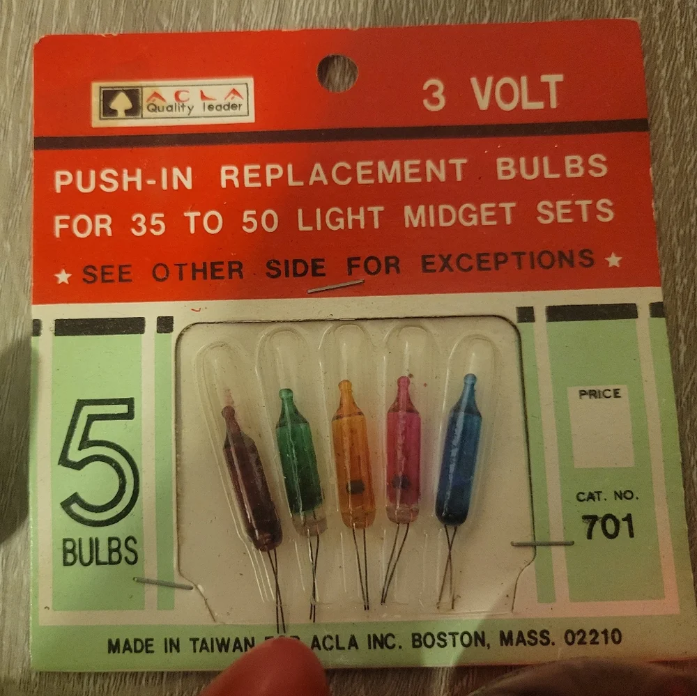 Variety of 27 vintage light bulbs some in origional packaging